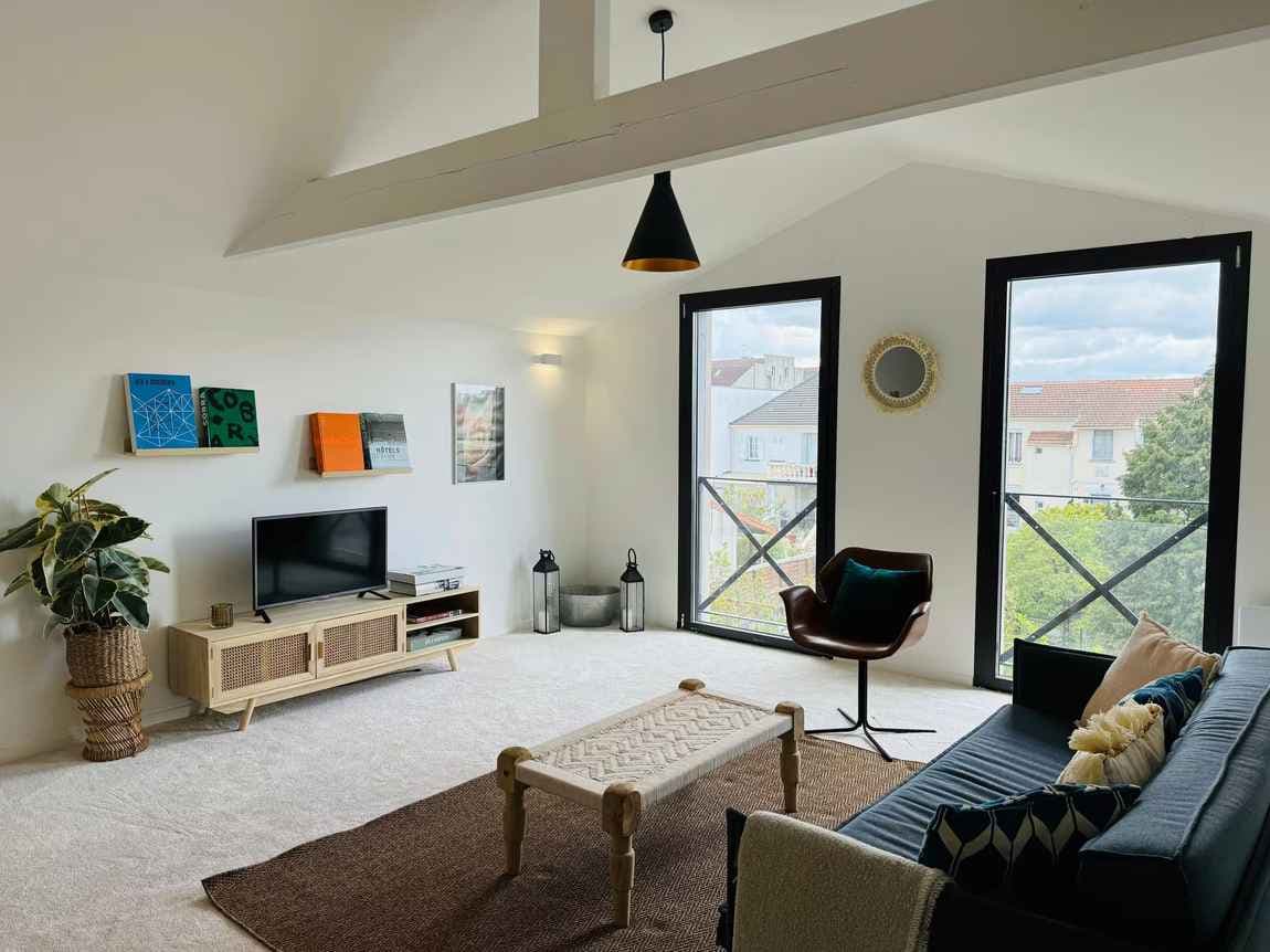 Le salon et ses grandes fenêtres